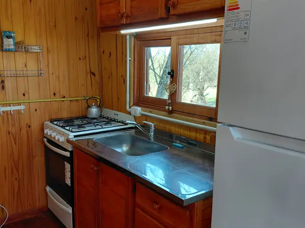 Cocina equipada con anafe, horno, mesada y heladera