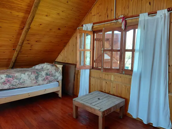 Cuarto en el entrepiso con cama y ventana