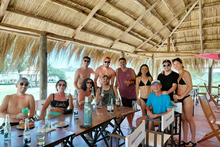 Grupo de amigos en el parador con vista al río