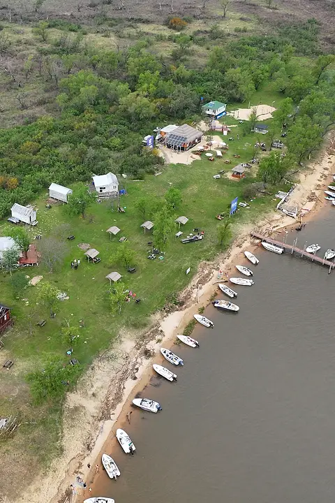 La costa de la isla con lanchas amarradas a lo largo de la playa