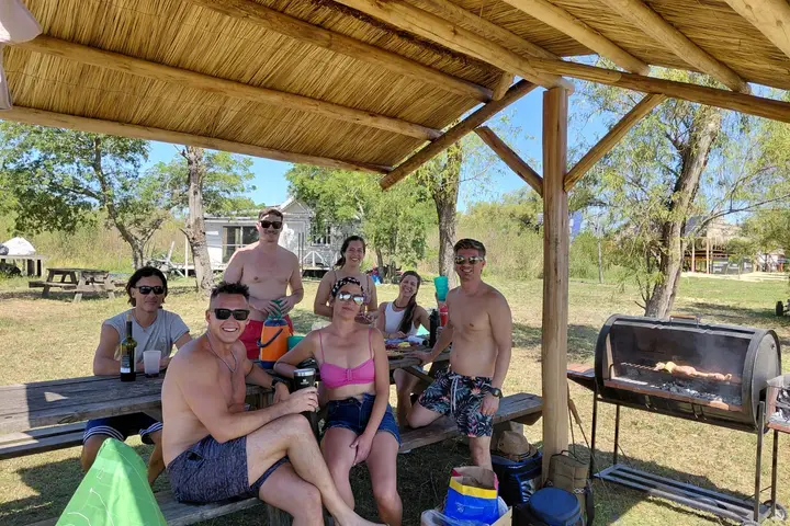 Amigos compartiendo una parrillada bajo el quincho