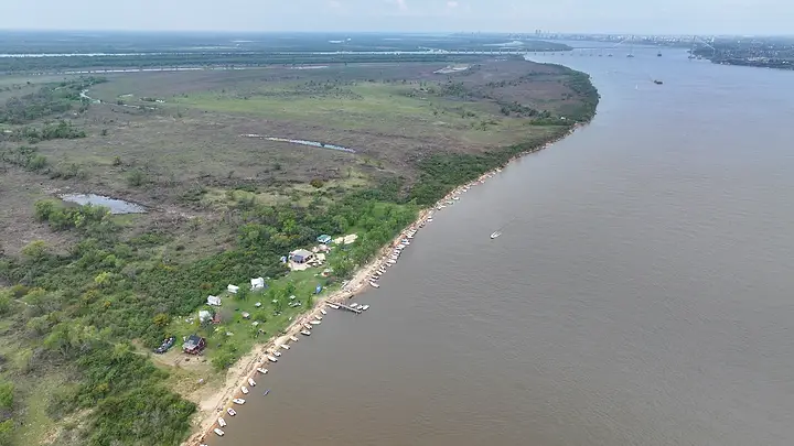 La isla y el río Paraná desde el aire, con la ciudad al fondo